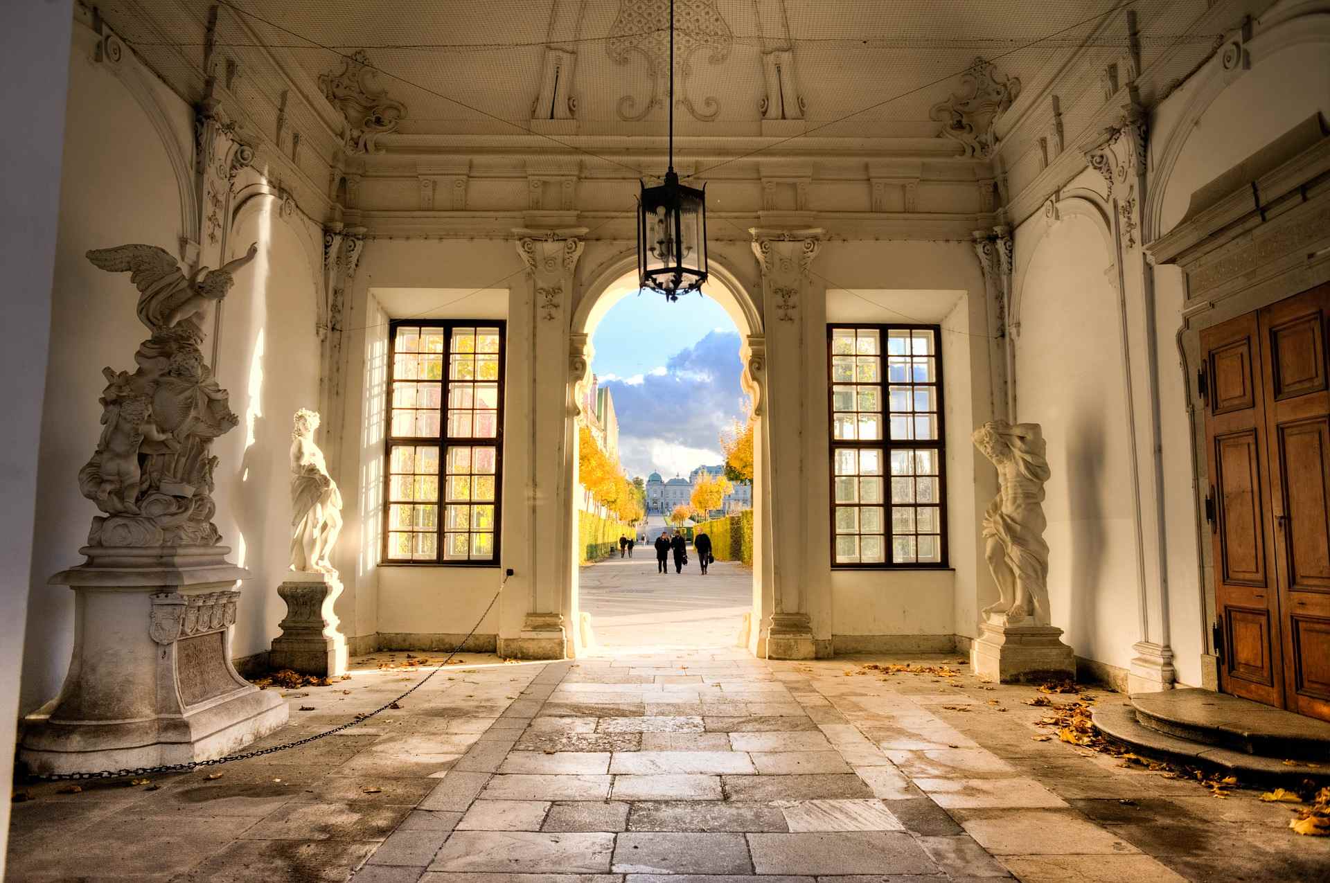 Schloss Belvedere in Wien von innen, Statuen und Mauerwerk